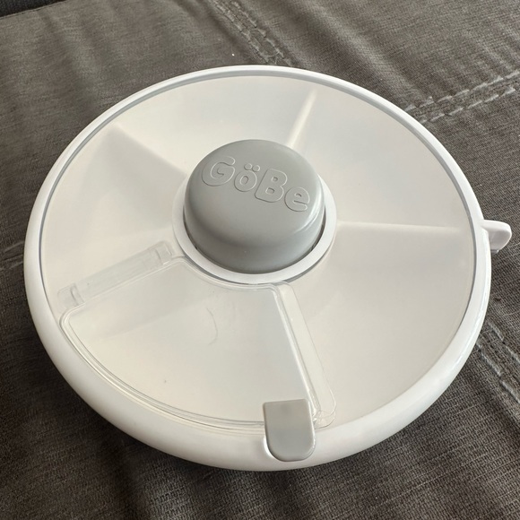 GoBe | Button Rotating Snack Container - Picture 4 of 4